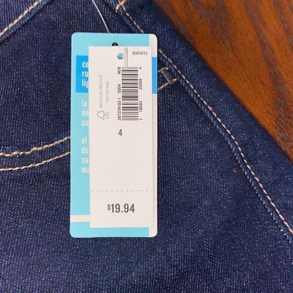 Woman’s NWT old navy denim shorts - Picture 2 of 4